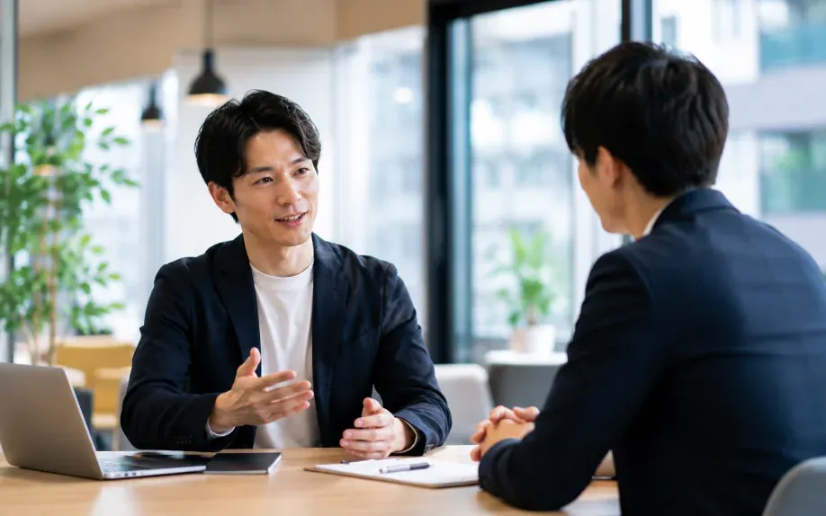 経営者と打ち合わせをするコンサルタント
